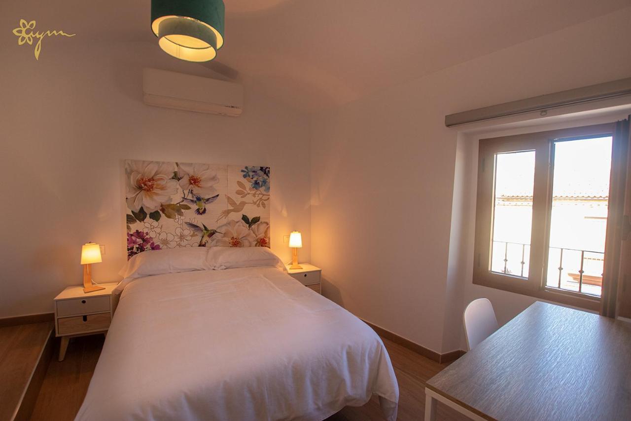 Apartamentos Turisticos Abrilymarzo กาเซเรส ภายนอก รูปภาพ