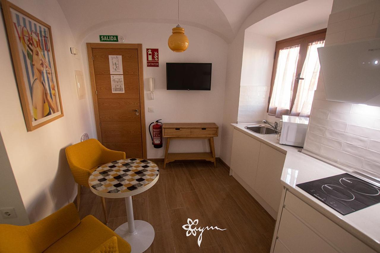 Apartamentos Turisticos Abrilymarzo กาเซเรส ภายนอก รูปภาพ