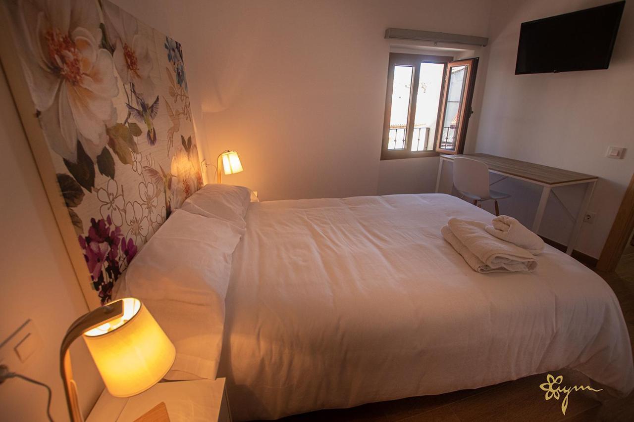 Apartamentos Turisticos Abrilymarzo กาเซเรส ภายนอก รูปภาพ