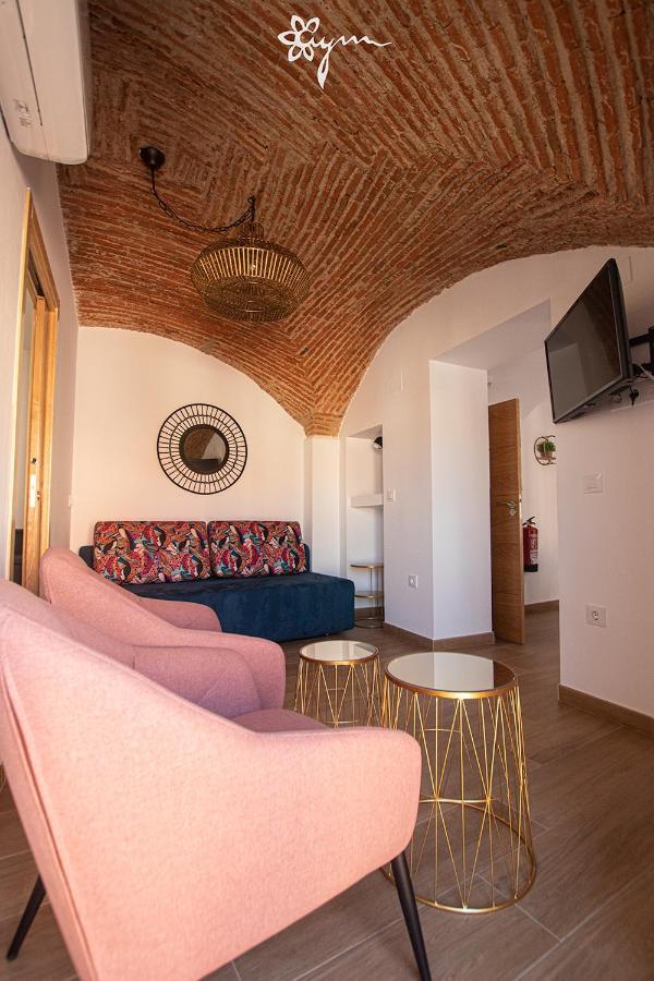 Apartamentos Turisticos Abrilymarzo กาเซเรส ภายนอก รูปภาพ