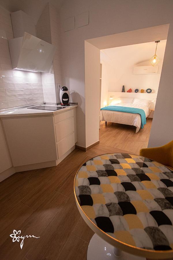 Apartamentos Turisticos Abrilymarzo กาเซเรส ภายนอก รูปภาพ